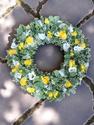 Yellow and white wreath